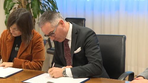 Debora Serracchiani (Presidente Regione Friuli Venezia Giulia) e Salvatore Benigno (Presidente Consorzio acquedotto Friuli centrale - CAFC) alla firma dell'accordo per l'ultimazione della rete fognaria di Pozzuolo del Friuli - Udine 27/11/2017